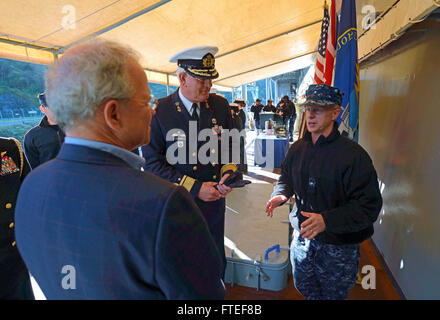 151019-N-VY489-047 GLENMALLON, Schottland (19. Oktober 2015) stellvertretender Kommandant, US 6. Flotte, Rear Admiral Daryl Caudle, Recht, spricht mit US-Botschafter in den Niederlanden Timothy Broas, links, und Vice Admiral Mathias Borsboom der Royal Netherlands Navy vor der maritimen Theater Missile Defense At Sea Demonstration 2015 Okt. 19. Mount Whitney, vorwärts-Einsatz nach Gaeta, Italien, arbeitet mit einer kombinierten Mannschaft von Matrosen und Military Sealift Command Staatsdienst Seeleute. (Foto: U.S. Navy Mass Communication Specialist 1. Klasse Mike Wright / veröffentlicht) Stockfoto