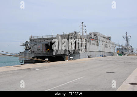 150504-N-VJ282-202 NAVAL STATION ROTA, Spanien (4. Mai 2015) The Military Sealift Command des gemeinsamen High-Speed-Schiff USNS Speerspitze (JHSV 1) festgemacht Expeditionary am Naval Station Rota, Spanien, 4. Mai 2015, nach einer Bereitstellung in der 6. Flotte Area of Operations. Speerspitze ist auf eine geplante Bereitstellung in die USA 6. Flotte Bereich der Maßnahmen zur Erhöhung der nationalen Sicherheit Interessen in Europa und Afrika. (Foto: U.S. Navy Mass Communication Specialist 2. Klasse Grant Wamack/freigegeben) Stockfoto