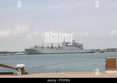 150504-N-VJ282-212 NAVAL STATION ROTA, Spanien (4. Mai 2015) Military Sealift Command trocken Frachtschiff, USNS Medgar Evers (T-AKE-13) liegt an der Naval Station Rota, Spanien, 4. Mai 2015. Evers ist nach vorne in die USA eingesetzt 6. Flotte Bereich der Maßnahmen zur Erhöhung der nationalen Sicherheit Interessen in Europa und Afrika. (Foto: U.S. Navy Mass Communication Specialist 2. Klasse Grant Wamack/freigegeben) Stockfoto