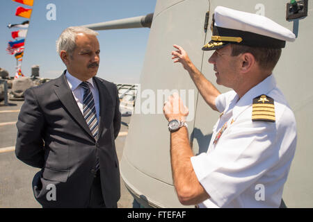 140704-N-KE519-021 KUSADASI, Türkei (4. Juli 2014) - Captain Robert Katz, Kommandierender Offizier der Ticonderoga-Klasse geführte Flugkörper Kreuzer USS Vella Gulf (CG-72), führt die türkische Würdenträger auf einer Tour durch das Schiff. Vella-Golf, in Norfolk, Virginia, Gridley führt Marineoperationen mit Partnern und Verbündeten in den USA 6. Flotte Tätigkeitsbereich um Sicherheit und Stabilität in Europa voranzubringen. (Foto: U.S. Navy Mass Communication Specialist 3. Klasse Edward Guttierrez III/freigegeben)  Nehmen Sie das Gespräch auf <a href='https://twitter.com/naveur navaf' rel='nofollow'>Twitter</a> folgen Sie uns Stockfoto