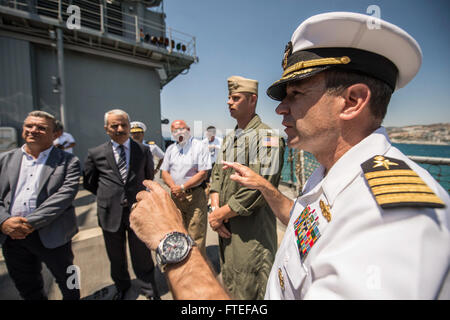 140704-N-KE519-028 KUSADASI, Türkei (4. Juli 2014) - Captain Robert Katz, Kommandierender Offizier der Ticonderoga-Klasse geführte Flugkörper Kreuzer USS Vella Gulf (CG-72), führt die türkische Würdenträger auf einer Tour durch das Schiff. Vella-Golf, in Norfolk, Virginia, Gridley führt Marineoperationen mit Partnern und Verbündeten in den USA 6. Flotte Tätigkeitsbereich um Sicherheit und Stabilität in Europa voranzubringen. (Foto: U.S. Navy Mass Communication Specialist 3. Klasse Edward Guttierrez III/freigegeben)  Nehmen Sie das Gespräch auf <a href='https://twitter.com/naveur navaf' rel='nofollow'>Twitter</a> folgen Sie uns Stockfoto