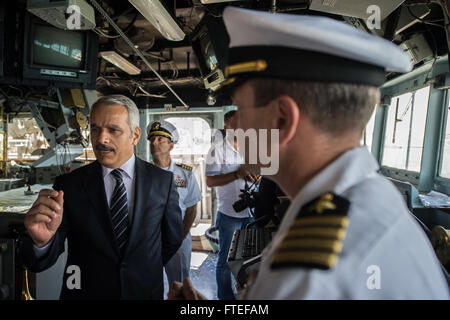 140704-N-KE519-042 KUSADASI, Türkei (4. Juli 2014) - Captain Robert Katz, Kommandierender Offizier der Ticonderoga-Klasse geführte Flugkörper Kreuzer USS Vella Gulf (CG-72), führt die türkische Würdenträger auf einer Tour durch das Schiff. Vella-Golf, in Norfolk, Virginia, Gridley führt Marineoperationen mit Partnern und Verbündeten in den USA 6. Flotte Tätigkeitsbereich um Sicherheit und Stabilität in Europa voranzubringen. (Foto: U.S. Navy Mass Communication Specialist 3. Klasse Edward Guttierrez III/freigegeben)  Nehmen Sie das Gespräch auf <a href='https://twitter.com/naveur navaf' rel='nofollow'>Twitter</a> folgen Sie uns Stockfoto