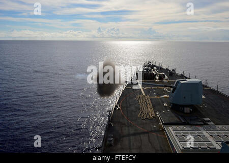 140710-N-AT101-254-Atlantik (10. Juli 2014) geführte Flugkörper Zerstörer USS Nitze (DDG-94) feuert seine MK-45 5-Zoll/54 Kaliber leichte Pistole während einer live-Feuer-Übung. Nitze, Gridley in Norfolk, Virginia, ist Durchführung von Seeoperationen zur Unterstützung der nationalen Sicherheitsinteressen der USA in den USA 6. Flotte Einsatzgebiet. (Foto: U.S. Navy Mass Communication Specialist 1. Klasse Maddelin Angebrand)  Nehmen Sie das Gespräch auf Twitter (https://twitter.com/naveur navaf) folgen Sie uns auf Facebook (https://www.facebook.com/USNavalForcesEuropeAfrica), und während Sie gerade dabei sind uns auf Auschecken Stockfoto