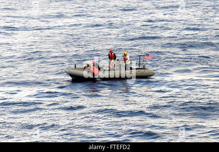 Am 26. Oktober 2015 führen Mariners des U.S. Military Sealift Command eine Mann-über-Bord-Übung an Bord der USS Mount Whitney (LCC 20) im Nordatlantik durch. Die Übung simulierte die Rettung einer Person aus dem Wasser und zeigte die kombinierten Anstrengungen von Seeleuten und MSC-Seeleuten an Bord des Schiffes. Die USS Mount Whitney ist in Gaeta stationiert und dient als Kommandoschiff der 6. US-Flotte. Stockfoto
