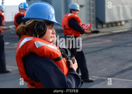 Atlantik (27. Oktober 2015) Hospital Corpsman 3. Klasse Sarah Legere, steht als ein Telefon-Sprecher an Bord den USA 6. Flottenkommando und Kontrolle Schiff USS Mount Whitney (LCC-20), während ein unterwegs schnell Nachschub mit Military Sealift Command Kampfunterstützung Schiff USNS Arctic (T-AOE-8). Mount Whitney, nach vorn eingesetzt nach Gaeta, Italien, arbeitet mit einer kombinierten Mannschaft von Matrosen und Military Sealift Command Staatsdienst Seeleute. Stockfoto