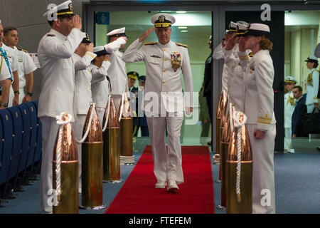 140722-N-WL435-015 LAGO PATRIA, Italien (22. Juli 2014) Admiral Mark Ferguson durchläuft zeremonielle Sideboys, als die offizielle Party kommt bei der Commander Allied Joint Force Command, Naples, Commander, US Naval Forces Europe, Commander, US Naval Forces Africa (NAVEUR) Änderung der Befehl Zeremonie wo Admiral Bruce Clingan im Ruhestand und war von Ferguson als Kommandant NAVEUR erleichtert. (Foto: U.S. Navy Chief Masse Kommunikation Spezialist Peter D. Lawlor/freigegeben) Stockfoto