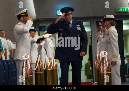 140722-N-WL435-082 LAGO PATRIA, Italien (22. Juli 2014) General Philip Breedlove, Supreme Allied Commander Europe, Kommandeur des US European Command, durchläuft zeremonielle Sideboys, als die offizielle Party kommt bei der Commander Allied Joint Force Command, Naples, Commander, US Naval Forces Europe, Commander, US Naval Forces Africa (NAVEUR) Änderung der Befehl Zeremonie wo Admiral Bruce Clingan im Ruhestand und wurde von Admiral Mark Ferguson als Kommandant NAVEUR entlastet. (Foto: U.S. Navy Chief Masse Kommunikation Spezialist Peter D. Lawlor/freigegeben) Stockfoto