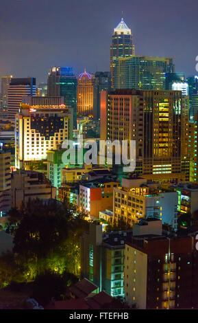 Bangkok-Bürogebäude in der Nacht Stockfoto