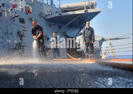 Dieses Foto zeigt Boatswains Mate 2nd Class Billie Johnson, der an Bord der USS Ross (DDG 71), einem Lenkraketenzerstörer der Arleigh Burke-Klasse, eine Deck-Spülung durchführt. Das Bild zeigt die Instandhaltungsroutine des Schiffes während des Einsatzes im Mittelmeer zur Unterstützung der nationalen Sicherheit der USA. Stockfoto