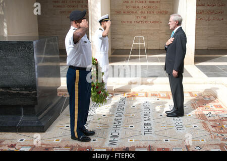 140805-N-LV331-004 TUNIS, Tunesien (5. August 2014) Secretary Of The Navy (SECNAV) Ray Mabus bietet einen Moment der Stille, gefallenen Service-Mitglieder während einer Gedenkveranstaltung in Nordafrika amerikanischen Friedhof und Denkmal. Mabus ist in der Region Treffen mit Matrosen, Marines und zivile und militärische Beamte während eines multinationalen Konzerns Besuch der US-Pazifik, Europa und Afrika Befehl Zuständigkeitsbereiche. (Foto: U.S. Navy Mass Communication Specialist 2. Klasse Armando Gonzales/freigegeben) Stockfoto