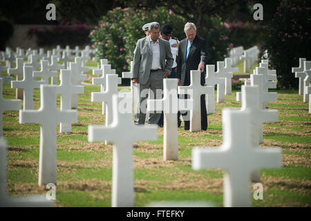 140805-N-LV331-005 TUNIS, Tunesien (5. August 2014) Secretary Of The Navy (SECNAV) Ray Mabus zahlt Respekt zu gefallenen Soldat innen in Nordafrika amerikanischen Friedhof und Denkmal. Mabus ist in der Region Treffen mit Matrosen, Marines und zivile und militärische Beamte während eines multinationalen Konzerns Besuch der US-Pazifik, Europa und Afrika Befehl Zuständigkeitsbereiche. (Foto: U.S. Navy Mass Communication Specialist 2. Klasse Armando Gonzales/freigegeben) Stockfoto