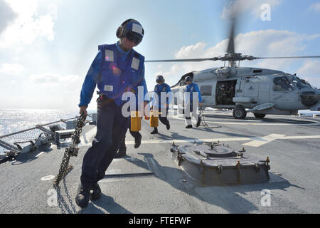 140816-N-IY142-115 Mittelmeer (16. August 2014) Segler entfernen Unterlegkeile und Ketten aus einem Hubschrauber für den Start in Quartalen Flug an Bord der Arleigh-Burke-Klasse geführte Flugkörper Zerstörer USS Ross (DDG 71). Ross, nach vorn in Rota, Spanien, bereitgestellt führt Marinebetriebe in den USA 6. Flotte Bereich der Maßnahmen zur Erhöhung der Sicherheit der Vereinigten Staaten in Europa interessiert. (Foto: U.S. Navy Mass Communication Specialist 2. Klasse John Herman/freigegeben) Stockfoto