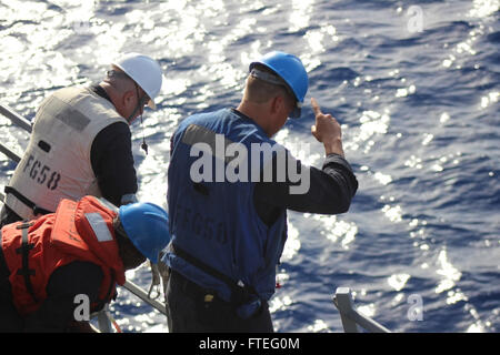 140826-N-KT328-027 mediterranen Meer (26. August 2014) Bootsmann's Mate 3. Klasse Corey Ford, Boot Deck Petty Officer verantwortlich, gibt den Befehl zum Wiederherstellen der Festrumpf Schlauchboot an Bord geführte Raketen Fregatte USS Samuel B. Roberts (FFG-58). Samuel B. Roberts, in Mayport, Florida, Gridley führt Marinebetriebe in den USA 6. Flotte Bereich der Maßnahmen zur Erhöhung der Sicherheit der Vereinigten Staaten in Europa und Afrika interessiert. (US Navy Foto von Ensign Evan Albright/freigegeben) Stockfoto