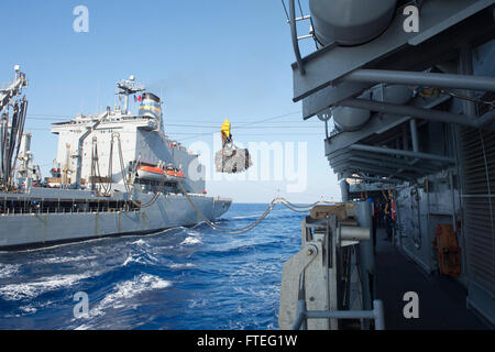 140827-N-ZE250-061 Mittelmeer (27. August 2014) Lieferungen werden zwischen der Ticonderoga-Klasse geführte Flugkörper Kreuzer USS Vella Gulf (CG-72) und Military Sealift Command Flotte Nachschub Öler USNS Leroy Grumman (T-AO 195) während eine Weile Nachschub auf See unterwegs im Mittelmeer transportiert. Vella-Golf, in Norfolk, Virginia, Gridley führt Marineoperationen mit Verbündeten in den USA 6. Flotte Tätigkeitsbereich um Sicherheit und Stabilität in Europa voranzubringen. (Foto: U.S. Navy Mass Communication Specialist 3. Klasse Weston Jones/freigegeben) Stockfoto