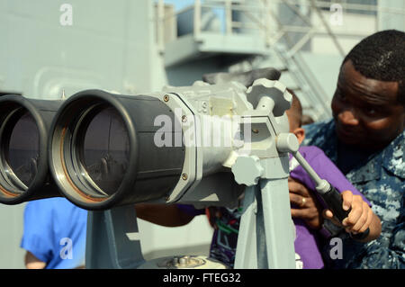 130805-N-XB816-252: MITTELMEERE Meer (5. August 2013) – A Sailor, Commander, U.S. zugewiesen 6. Flotte hilft seinem Sohn Blick durch die großen Augen auf die amphibischen Befehl Schiff USS Mount Whitney (LCC-20) während einer eintägigen Tiger Cruise von Gaeta, Italien. Mount Whitney, Gridley in Gaeta, Italien, ist den USA 6. Flotte Flaggschiff und arbeitet mit einer kombinierten Mannschaft von US-Segler und MSC Staatsdienst Seeleute. (Foto: U.S. Navy Mass Communication Specialist 2. Klasse Jason Howard/freigegeben) Stockfoto