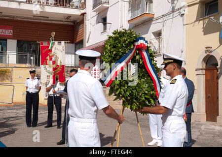 140904-N-ZZ999-017 GAETA, Italien (September 04, 2014): Captain Mark Colombo, Kommandierender Offizier der US 6. Flottenkommando Kontrolle Schiff USS Mount Whitney (LCC-20) und command Master Chief Matt Dickinson, tragen einen Kranz während einer Gedenkfeier für LT. Vincent R. Capodanno, Navy Seelsorger und eine posthume Empfänger von Medal Of Honor, für Aktionen während des Vietnam-Krieges. (Foto: U.S. Navy Elektroniker 3. Klasse Nadia König / veröffentlicht) Stockfoto