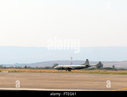 130812-N-PP197-078: SIGONELLA, Sizilien (12. August 2013) – A P - 3 C Orion-Seeaufklärer Flugzeuge zugeordnet, der "goldenen Schwertkämpfer," der Patrol Squadron (VP) 47 von der Start-und Landebahn am Naval Air Station Sigonella startet. VP-47 wird zur Unterstützung von maritimer Sicherheitsoperationen und Sicherheitsbemühungen Zusammenarbeit Theater in den USA 4. und 6. Flotte Zuständigkeitsbereichen eingesetzt. (Foto: U.S. Navy Mass Communication Specialist 2. Klasse Stacy D. Laseter/freigegeben) Stockfoto