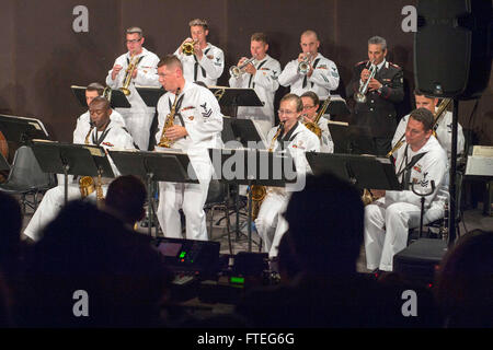 140909-N-TC720-421 SALERNO, Italien (9. September 2014) der US Naval Forces alliierten Kräfte Jazz Diplomaten führen ein Konzert in Salerno. Die Band spielte das Konzert zum Gedenken an die alliierte Landung in Salerno, Italien am 9. September 1943. (US Navy Foto von Masse Kommunikation Seemann Spezialist Matte Murch/freigegeben) Stockfoto