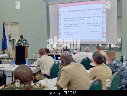 140915-N-EZ054-001-Neapel, Italien (15.Sept, 2014) nigerianische Marine Capt Saidu Garba präsentiert seine Nation Afrika Partnerschaft Station (APS) kurze während der APS jährliche Planung Konferenz am Naval Support Activity (NSA) Neapel. APS, gegründet 2007, ist eine gemeinsame internationale Zusammenarbeit Initiative zur Verbesserung der Sicherheit im Seeverkehr und Sicherheit in den Gewässern rund um Afrika durch die Entwicklung der afrikanischen Seestreitkräfte Informationsaustausch Praktiken, Reaktionsfähigkeit und regionale Interoperabilität.  (U.S. Navy Photo by Massenkommunikation Spezialist 3. Klasse Luis R. Chavez Stockfoto