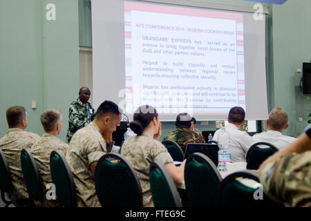 140915-N-EZ054-009 Neapel, Italien (15. September 2014) nigerianische Marine Capt Saidu Garba präsentiert seine Nation Afrika Partnerschaft Station (APS) kurze während der APS jährliche Planung Konferenz am Naval Support Activity (NSA) Neapel. APS, gegründet 2007, ist eine gemeinsame internationale Zusammenarbeit Initiative zur Verbesserung der Sicherheit im Seeverkehr und Sicherheit in den Gewässern rund um Afrika durch die Entwicklung der afrikanischen Seestreitkräfte Informationsaustausch Praktiken, Reaktionsfähigkeit und regionale Interoperabilität. (U.S. Navy Photo by Massenkommunikation Spezialist 3. Klasse Luis R. Chavez Stockfoto