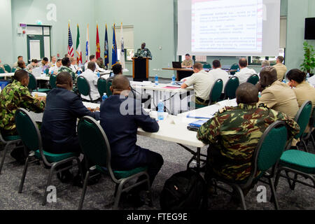 140915-N-EZ054-011-Neapel, Italien (15. September 2014) - nigerianische Marine Capt Saidu Garba präsentiert seine Nation Afrika Partnerschaft Station (APS) kurze während der APS jährliche Planung Konferenz am Naval Support Activity (NSA) Neapel. APS, gegründet 2007, ist eine gemeinsame internationale Zusammenarbeit Initiative zur Verbesserung der Sicherheit im Seeverkehr und Sicherheit in den Gewässern rund um Afrika durch die Entwicklung der afrikanischen Seestreitkräfte Informationsaustausch Praktiken, Reaktionsfähigkeit und regionale Interoperabilität. (U.S. Navy Photo by Massenkommunikation Spezialist 3. Klasse Luis R. Chav Stockfoto