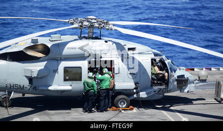 130810-N-GR168-038: Mittelmeer (10. August 2013) - Segler zugewiesen, den Hubschrauber Maritime Streik Squadron (HSM) 74 "Sumpf-Fuchs," vorbereiten ein MH-60R Sea Hawk Helikopter Flug auf dem Flugdeck des Flugzeugträgers USS Harry S. Truman (CVN-75). Truman, Harry S. Truman Carrier Strike Group Flaggschiff bereitgestellt wird, Unterstützung von maritimer Sicherheitsoperationen und Sicherheitsbemühungen Zusammenarbeit Theater in den USA 6. Flotte Aufgabengebiet. (Foto: U.S. Navy Mass Communication Specialist 2. Klasse Lyle H. Wilkie III/freigegeben) Stockfoto