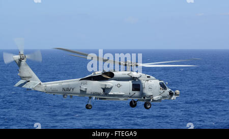 130810-N-GR168-073: Mittelmeer (10. August 2013) - ein MH-60R Sea Hawk Hubschrauber, zugeordnet zu den Hubschrauber Maritime Streik Squadron (HSM) 74 "Sumpf-Fuchs," startet ab dem Flugdeck des Flugzeugträgers USS Harry S. Truman (CVN-75). Truman, Harry S. Truman Carrier Strike Group Flaggschiff bereitgestellt wird, Unterstützung von maritimer Sicherheitsoperationen und Sicherheitsbemühungen Zusammenarbeit Theater in den USA 6. Flotte Aufgabengebiet. (Foto: U.S. Navy Mass Communication Specialist 2. Klasse Lyle H. Wilkie III/freigegeben) Stockfoto