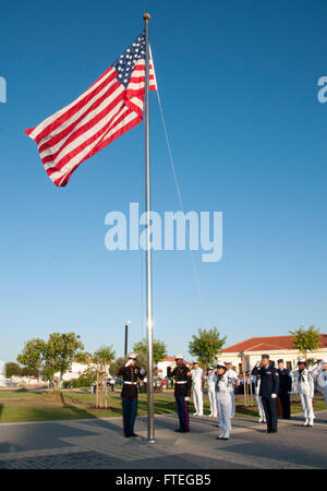 NAVAL STATION ROTA, Spanien (2. Juli 2015) – Service-Mitglieder, Commander, US Naval Aktivitäten Spanien, zugewiesen stehen stramm und der Fähnrich während der jährlichen Flagge hissen, 2.Juli begrüssen. Während die Flagge hissen alltäglich auf den meisten US-Militäreinrichtungen auf der ganzen Welt ist, ist Naval Station Rota nur zulässig, um die amerikanische Flagge mit Sondergenehmigung von der Basis der spanische Admiral Chef gemäß der Vereinbarung über die Verteidigung Zusammenarbeit fliegen.  (Foto: U.S. Navy Mass Communication Specialist 2. Klasse Grant Wamack/freigegeben) Stockfoto