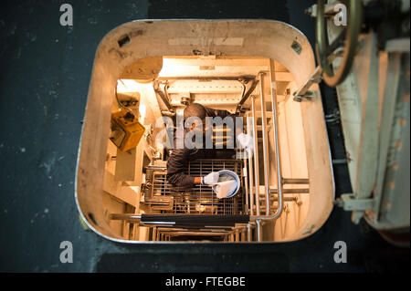 140924-N-RB546-094 Atlantik (Sept. 24, 2014) Schaden Controlman Feuerwehrmann Darryl Clinkscales klettert einen Flucht Stamm Wartung auf USS Mitscher (DDG-57) zu tun. Der Arleigh-Burke-Klasse ist guided Missile Destroyer auf Bereitstellung Maritime Security Operations und Ballistic Missile Defense in der US-5. und 6. Flotte Verantwortungsbereich durchführen soll. (Foto: U.S. Navy Mass Communication Specialist 2. Klasse Anthony R. Martinez/freigegeben) Stockfoto