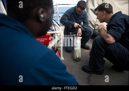 140926-N-WD757-246 Mittelmeer (26. September 2014) Schaden Controlmen Nachfüllen ein umluftunabhängiges Apparat an Bord der geführte Flugkörper-Zerstörer USS Arleigh Burke (DDG-51). Arleigh Burke, in Norfolk, Virginia, Gridley führt Marinebetriebe in den USA 6. Flotte Bereich der Maßnahmen zur Erhöhung der Sicherheit der Vereinigten Staaten in Europa interessiert. (Foto: U.S. Navy Mass Communication Specialist 2. Klasse Carlos M. Vazquez II/freigegeben) Stockfoto