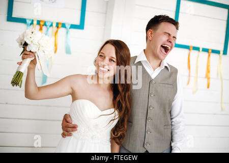 Emotionaler Moment der Hochzeit. Wunderschöne Brautpaar. Selektiven Fokus. Stockfoto