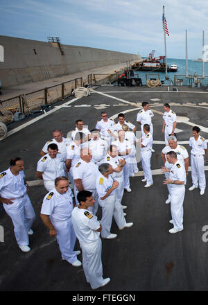 CIVITAVECCHIA, Italien (1. Oktober 2014) italienische Marine Führer tour das Flugdeck der geführte Flugkörper-Zerstörer USS Arleigh Burke (DDG-51) bei einem Besuch an Bord des Schiffes. Arleigh Burke, in Norfolk, Virginia, Gridley führt Marinebetriebe in den USA 6. Flotte Bereich der Maßnahmen zur Erhöhung der Sicherheit der Vereinigten Staaten in Europa interessiert. Stockfoto