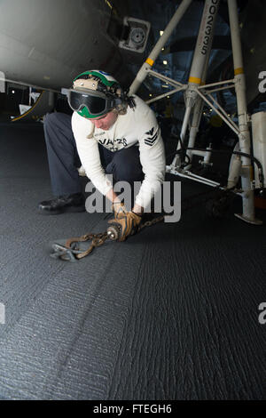 130812-N-CE241-044 Atlantik (12. August 2013) Luftfahrt Maschinist Mate 1. Klasse Christopher Achor sichert einen Stativ Jack im Hangar Bucht der Flugzeugträger USS Harry S. Truman (CVN-75). Truman, Harry S. Truman Carrier Strike Group Flaggschiff bereitgestellt wird, Unterstützung von maritimer Sicherheitsoperationen und Sicherheitsbemühungen Zusammenarbeit Theater in den USA 6. Flotte Aufgabengebiet. (Foto: U.S. Navy Masse Kommunikation Spezialist Seemann Laura Hoover/freigegeben) Stockfoto