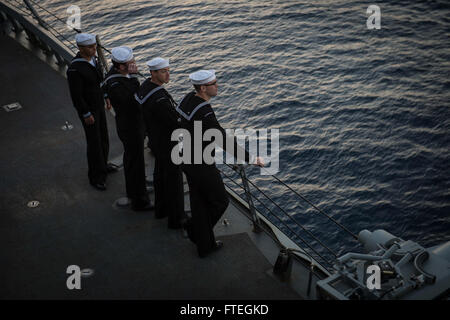 IBIZA, Spanien (4. Oktober 2014) Segler Blick auf die Aussicht auf Ibiza vor der Besatzung der Schienen auf der Arleigh Burke-Klasse, geführte Flugkörper Zerstörer USS Mitscher (DDG-57), wie das Schiff für einen Hafen in zieht zu besuchen. Mitscher, in Norfolk, Virginia, Gridley führt Marinebetriebe in den USA 6. Flotte Bereich der Maßnahmen zur Erhöhung der Sicherheit der Vereinigten Staaten in Europa interessiert. Stockfoto