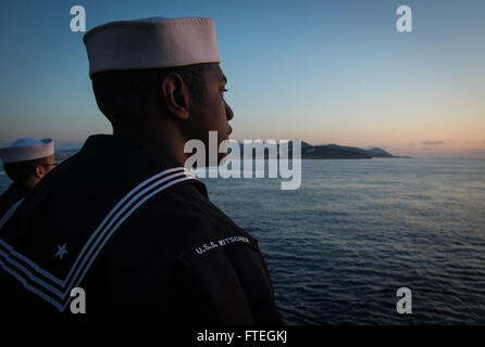 IBIZA, Spanien (4. Oktober 2014) Segler Mann Schienen während der Arleigh Burke-Klasse, geführte Flugkörper Zerstörer USS Mitscher (DDG-57) zieht in Ibiza für einen Hafen zu besuchen. Mitscher, in Norfolk, Virginia, Gridley führt Marinebetriebe in den USA 6. Flotte Bereich der Maßnahmen zur Erhöhung der Sicherheit der Vereinigten Staaten in Europa interessiert. Stockfoto