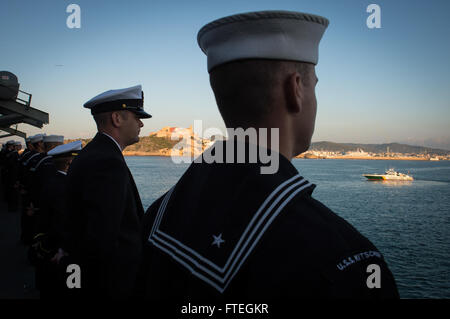 IBIZA, Spanien (4. Oktober 2014) Segler Mann Schienen während der Arleigh Burke-Klasse, geführte Flugkörper Zerstörer USS Mitscher (DDG-57) zieht in Ibiza für einen Hafen zu besuchen. Mitscher, in Norfolk, Virginia, Gridley führt Marinebetriebe in den USA 6. Flotte Bereich der Maßnahmen zur Erhöhung der Sicherheit der Vereinigten Staaten in Europa interessiert. Stockfoto