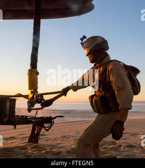 PINHEIRO DA CRUZ, PRAIA DA RAPOSA, Portugal – U.S. Marine Lance Cpl. James Stamper, eine Landung-Support-Spezialisten mit der Landung unterstützen Ablösung, 26. Marine Expeditionary Unit begann auf dem amphibious Transport Dock Schiff USS Arlington (LPD 24), hält die Schlinge M105 Anhänger CH-53E Super Stallion mit Marine Medium Tilt Rotor Squadron 162 (VMM-162), Kuppeln 26. MEU, unternahm die USS Arlington , über Kopf schweben während während einer Übung Aussenlift auf Pinheiro Da Cruz, Praia Da Raposa Strand, Portugal, 22. Oktober 2015, während Trident Junc Stockfoto