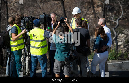 IBIZA, Spanien (6. Oktober 2014) lokalen Medien interviewt Präsident Counsel von Ibiza, Vicent Serra Ferrer und Lt. Chris Morgan, Marine Kaplan zugewiesen, die Arleigh Burke-Klasse, geführte Flugkörper Zerstörer USS Mitscher (DDG-57), während Segler Hilfe klar eine Fläche von einem Wald betroffen in Es Cubells bei Port Besuch in Ibiza, Spanien Feuer. Mitscher führt Marinebetriebe in den USA 6. Flotte Bereich der Maßnahmen zur Erhöhung der Sicherheit der Vereinigten Staaten in Europa interessiert. Stockfoto