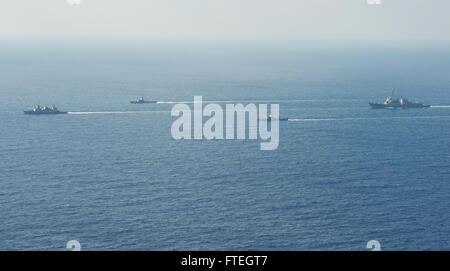 Mittelmeer (12. August 2013) - geführte Flugkörper Zerstörer USS Gravely (DDG 107) Manöver entlang Seite israelische Marine Schiffe während einer Übung. Ernsthaft, ist Gridley in Norfolk, Virginia, auf eine geplante Bereitstellung maritimer Sicherheitsoperationen und Sicherheitsbemühungen Zusammenarbeit Theater in der 6. Flotte Verantwortungsbereich zu unterstützen. Stockfoto