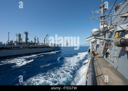 Mittelmeer (7. Oktober 2014) Lieferungen sind über Hochspannungsleitung aus der Military Sealift Command Flotte Nachschub Öler UNSN Leroy Grumman (TAO 195) in der Arleigh-Burke-Klasse geführte Flugkörper Zerstörer USS Cole (DDG-67) übertragen. Cole, in Norfolk, Virginia, Gridley führt Marinebetriebe in den USA 6. Flotte Bereich der Maßnahmen zur Erhöhung der Sicherheit der Vereinigten Staaten in Europa interessiert. Stockfoto