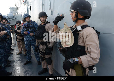 SPLIT, Kroatien (7. Oktober 2014) Segler zugewiesen amphibious Transport dock Schiff USS Mesa Verde (LPD 19) Teilnahme an einem gemeinsamen Besuch, Board, Suche und Beschlagnahme (VBS) Training mit Mitgliedern der kroatischen und slowenischen marinen an Bord der kroatischen HRM Cetina (DBM-81) bei einem geplanten Hafen-Besuch. Mesa Verde, Teil der Bataan amphibische bereit Gruppe mit eingeschifften 22. Marine Expeditionary Unit führt Marinebetriebe in den USA 6. Flotte Bereich der Maßnahmen zur Erhöhung der Sicherheit der Vereinigten Staaten in Europa interessiert. Stockfoto