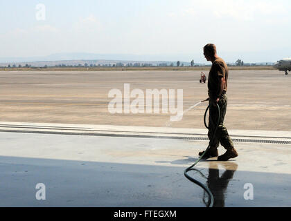 SIGONELLA, Sizilien (12. August 2013) - Senior Chief Aviation Ordnanceman Mark Sarna, die "goldene Schwertkämpfer," der Patrol Squadron (VP) 47, Schläuche nach unten den Hangar Bucht für eine tief reinigende am Naval Air Station Sigonella zugewiesen. VP-47 wird zur Unterstützung von maritimer Sicherheitsoperationen und Sicherheitsbemühungen Zusammenarbeit Theater in den USA 4. und 6. Flotte Zuständigkeitsbereichen eingesetzt. Stockfoto