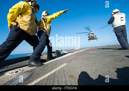 Mittelmeer (7. Oktober 2014) Segler direkt ein AW - 139-Rettungshubschrauber aus der Republik Zypern 460 Such- und Rettungsmissionen (SAR) Geschwader an Bord der amphibischen Dock Landungsschiff USS Gunston Hall (LSD 44) während einer bilateralen SAR-Übung mit Zypern. Gunston Hall, Teil der Bataan amphibische bereit Gruppe mit eingeschifften 22. Marine Expeditionary Unit führt Marinebetriebe in den USA 6. Flotte Bereich der Maßnahmen zur Erhöhung der Sicherheit der Vereinigten Staaten in Europa interessiert. Stockfoto