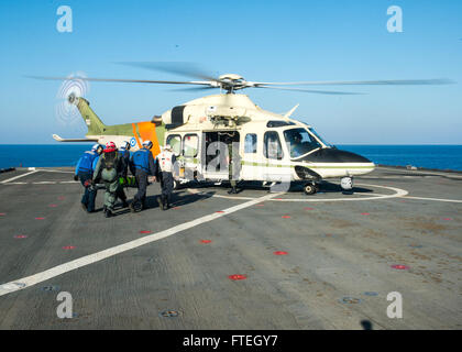 Mittelmeer (7. Oktober 2014) Segler tragen einen simulierten Unfall zu einem AW - 139-Rettungshubschrauber aus der Republik Zypern 460 Such- und Rettungsmissionen (SAR) Geschwader an Bord der amphibischen Dock Landungsschiff USS Gunston Hall (LSD-44) während einer bilateralen SAR-Übung mit Zypern. Gunston Hall, Teil der Bataan amphibische bereit Gruppe mit eingeschifften 22. Marine Expeditionary Unit führt Marinebetriebe in den USA 6. Flotte Bereich der Maßnahmen zur Erhöhung der Sicherheit der Vereinigten Staaten in Europa interessiert. Stockfoto