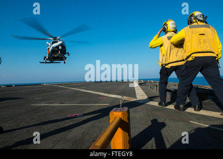 Mittelmeer (7. Oktober 2014) Segler direkt ein AW - 139-Rettungshubschrauber aus der Republik Zypern Aviation Polizeieinheit an Bord der amphibischen Dock Landungsschiff USS Gunston Hall (LSD 44) während einer bilateralen SAR-Übung mit Zypern. Gunston Hall, Teil der Bataan amphibische bereit Gruppe mit eingeschifften 22. Marine Expeditionary Unit führt Marinebetriebe in den USA 6. Flotte Bereich der Maßnahmen zur Erhöhung der Sicherheit der Vereinigten Staaten in Europa interessiert. Stockfoto