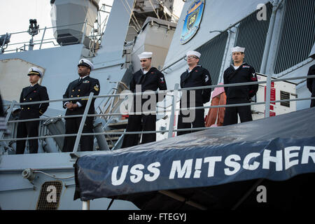 MARSEILLE, Frankreich (8. Oktober 2014) Segler Mann die Schienen an Bord der Arleigh-Burke-Klasse geführte Flugkörper Zerstörer USS Mitscher (DDG-57), wie das Schiff in Marseille für einen Besuch des Hafens zieht. Mitscher führt Marineoperationen mit Partnern und Verbündeten in den USA 6. Flotte Einsatzgebiet um Sicherheit und Stabilität in Europa voranzubringen. Stockfoto