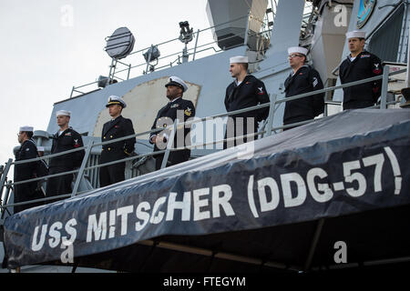 MARSEILLE, Frankreich (8. Oktober 2014) Segler Mann die Schienen an Bord der Arleigh-Burke-Klasse geführte Flugkörper Zerstörer USS Mitscher (DDG-57), wie das Schiff in Marseille für einen Besuch des Hafens zieht. Mitscher führt Marineoperationen mit Partnern und Verbündeten in den USA 6. Flotte Einsatzgebiet um Sicherheit und Stabilität in Europa voranzubringen. Stockfoto