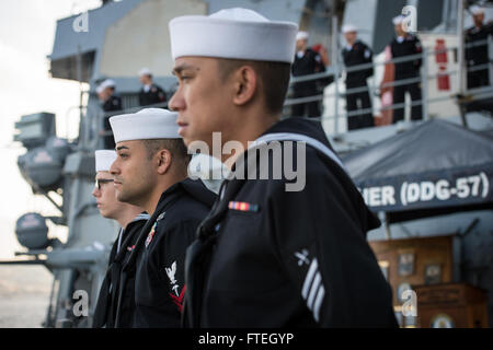 MARSEILLE, Frankreich (8. Oktober 2014) Segler Mann die Schienen an Bord der Arleigh-Burke-Klasse geführte Flugkörper Zerstörer USS Mitscher (DDG-57), wie das Schiff in Marseille für einen Besuch des Hafens zieht. Mitscher führt Marineoperationen mit Partnern und Verbündeten in den USA 6. Flotte Einsatzgebiet um Sicherheit und Stabilität in Europa voranzubringen. Stockfoto