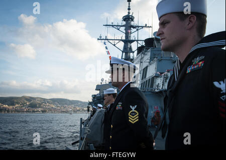 MARSEILLE, Frankreich (8. Oktober 2014) Segler Mann die Schienen an Bord der Arleigh-Burke-Klasse geführte Flugkörper Zerstörer USS Mitscher (DDG-57), wie das Schiff in Marseille für einen Besuch des Hafens zieht. Mitscher führt Marineoperationen mit Partnern und Verbündeten in den USA 6. Flotte Einsatzgebiet um Sicherheit und Stabilität in Europa voranzubringen. Stockfoto