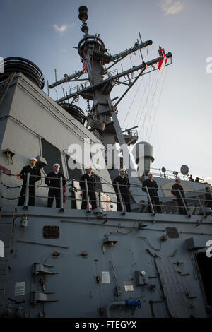 MARSEILLE, Frankreich (8. Oktober 2014) Segler Mann die Schienen an Bord der Arleigh-Burke-Klasse geführte Flugkörper Zerstörer USS Mitscher (DDG-57), wie das Schiff in Marseille für einen Besuch des Hafens zieht. Mitscher führt Marineoperationen mit Partnern und Verbündeten in den USA 6. Flotte Einsatzgebiet um Sicherheit und Stabilität in Europa voranzubringen. Stockfoto